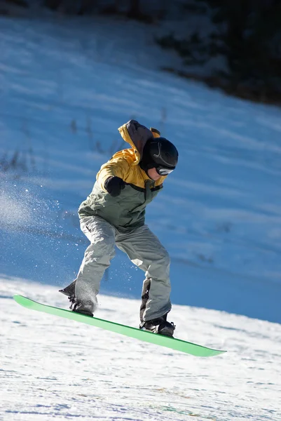 Flygande snowboardåkare på gröna linjen — Stockfoto