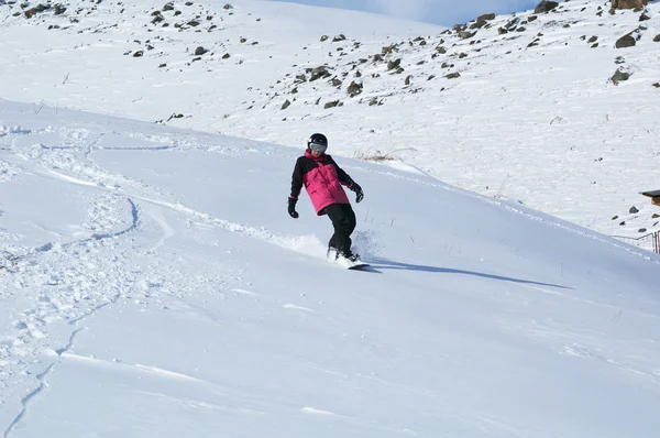 Розовая сноубордистка — стоковое фото