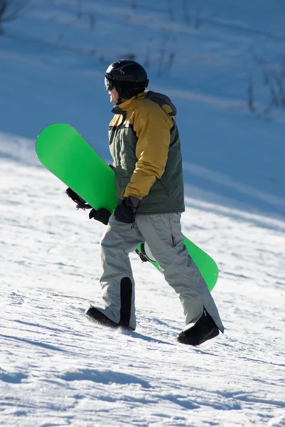 Snowboarder op de skipiste — Stockfoto