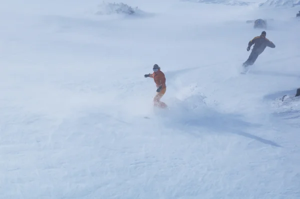 Snowboard cuesta abajo en tormenta de nieve — Foto de Stock
