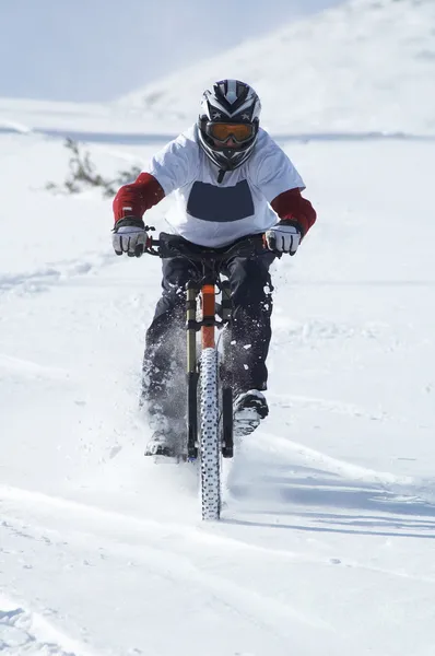 Motorcu yokuş aşağı kar — Stok fotoğraf