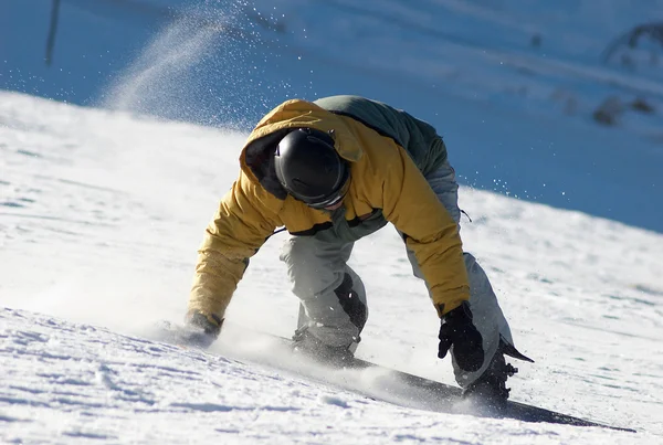 Snowboarder virar na pista de esqui — Fotografia de Stock