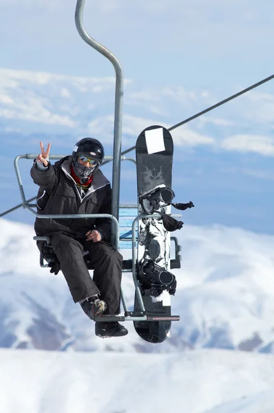 Snowboarder op lift — Stockfoto