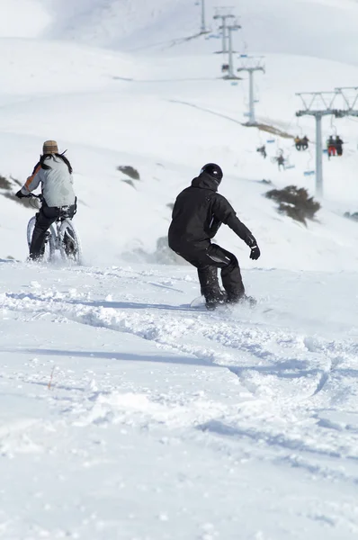 Snowborder 和骑自行车下坡 — 图库照片