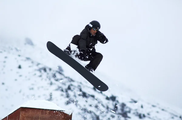 Mucha czarny snowboardzista — Zdjęcie stockowe