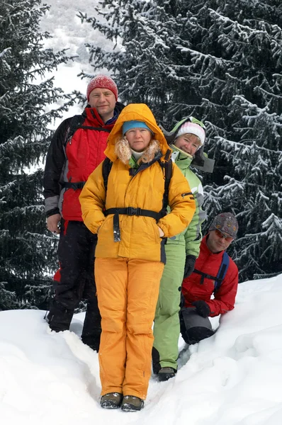 Happy vrienden in winter forest — Stockfoto