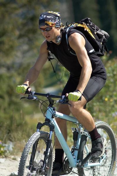 年轻山骑自行车的人 — 图库照片