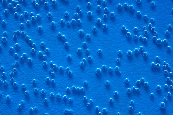 Bolhas de ar na água no fundo azul — Fotografia de Stock