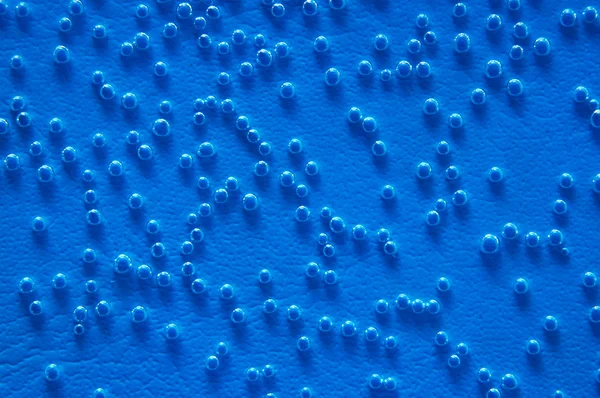 Bolhas de ar na água no fundo azul — Fotografia de Stock