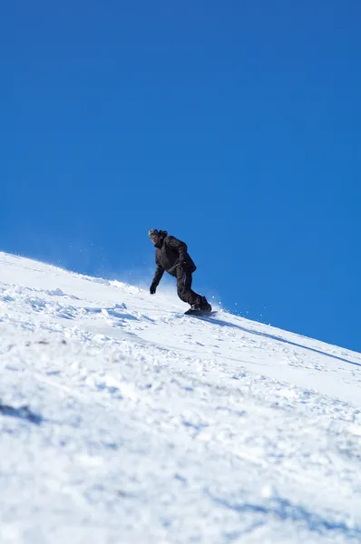Černý snowboardista a modrá obloha — Stock fotografie