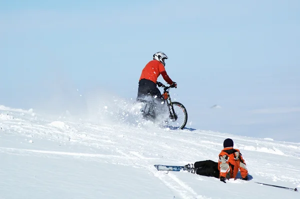 Rowerzysta i narciarz — Zdjęcie stockowe