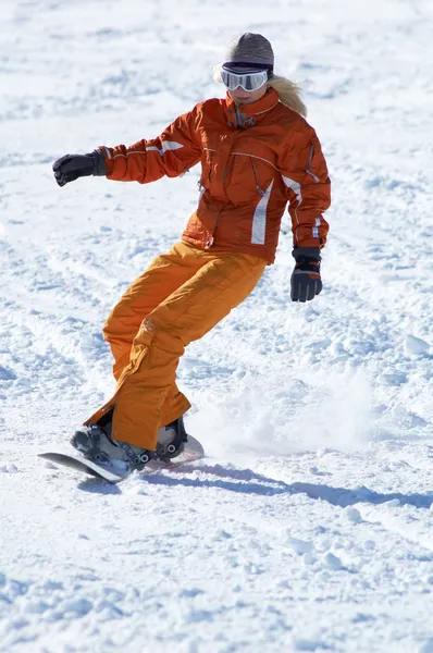 Arancione snowboard ragazza discesa — Foto Stock