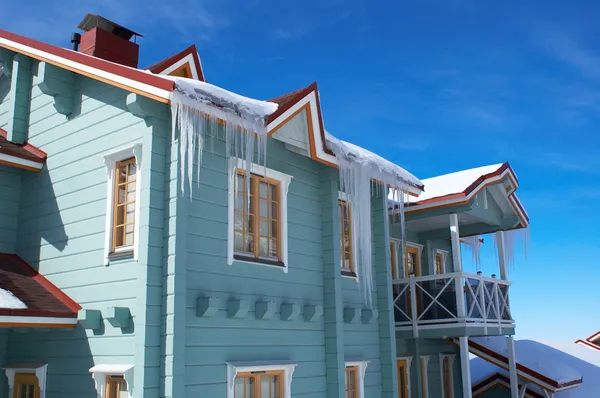 Natty casa com icicles — Fotografia de Stock