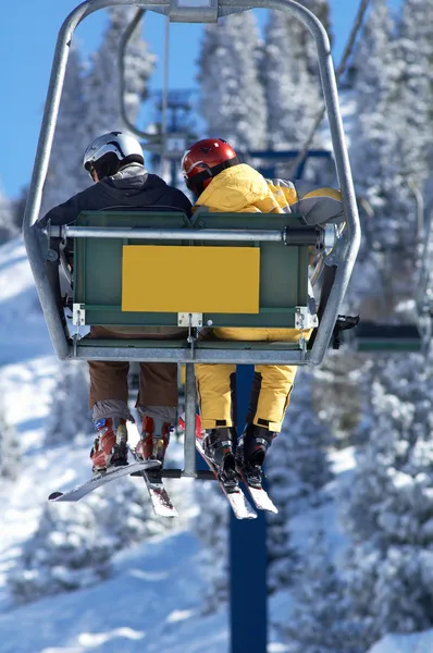 Skiërs in Lift — Stockfoto