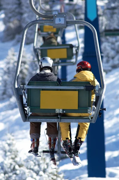 Asansör üzerinde iki kayakçı — Stok fotoğraf