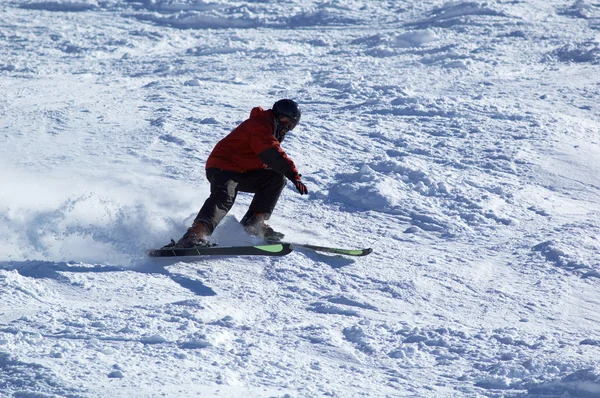 O esquiador descendo a montanha — Fotografia de Stock
