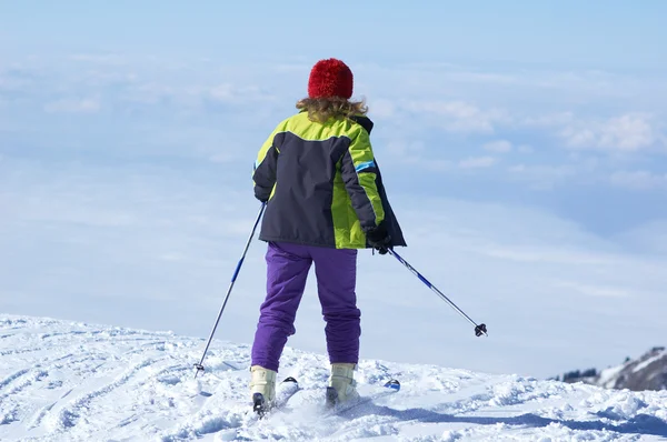 Mujer de esquí en el pase —  Fotos de Stock