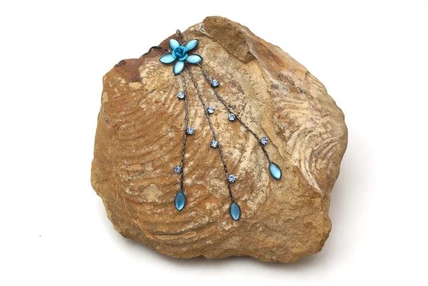 Blaue Halskette und Stein — Stockfoto