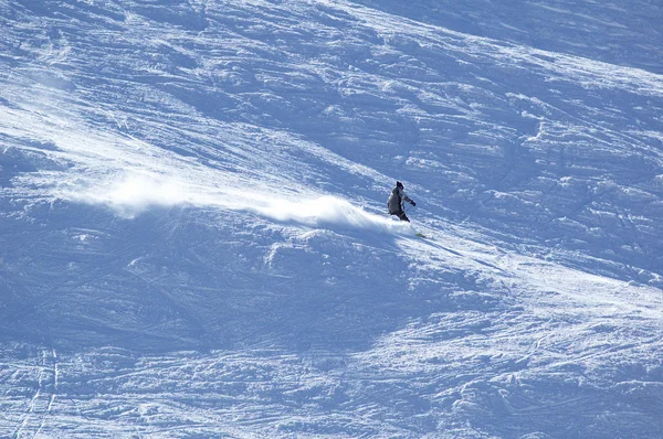 Esquiador de montaña en el flanco de la colina — Foto de Stock