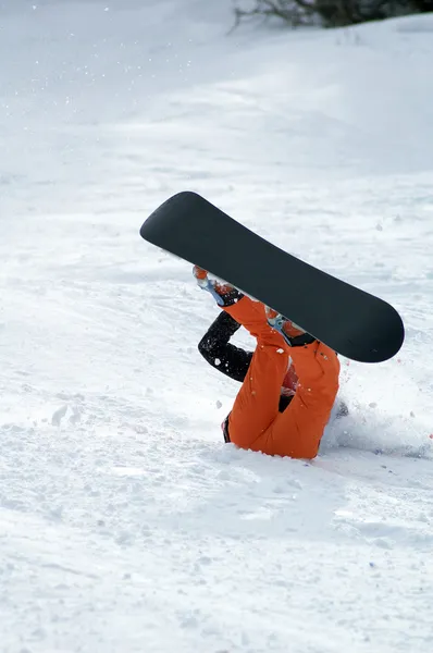 Snowboardåkare faller — Stockfoto