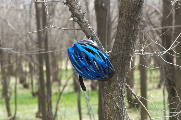 Biker helm in voorjaar bos — Stockfoto