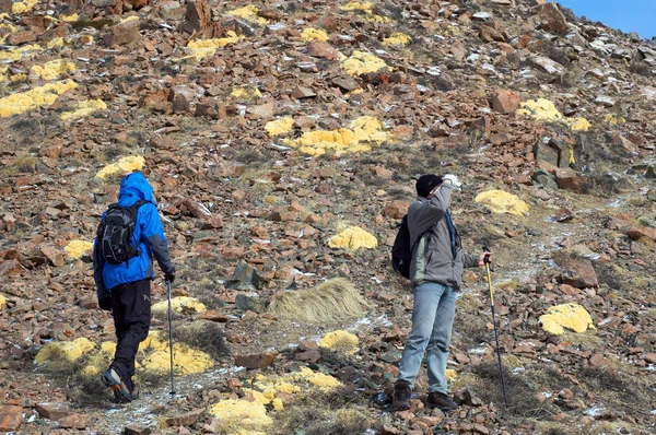 Два туриста в горах — стоковое фото