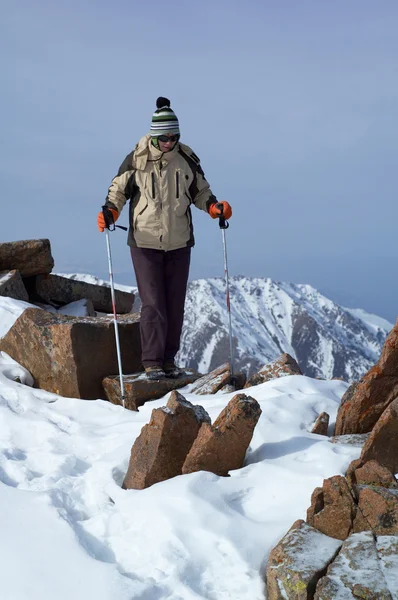 Yong vrouw reist in winter mountain — Stockfoto