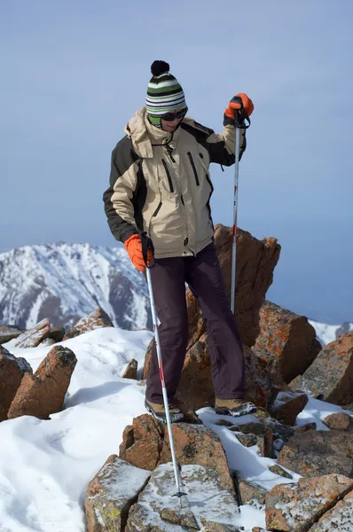 Yong kobieta jedzie w góry zimą — Zdjęcie stockowe