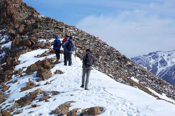 Grupo de trekking de alta montaña — Foto de Stock