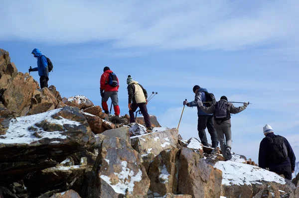 Höga berg treking grupp — Stockfoto