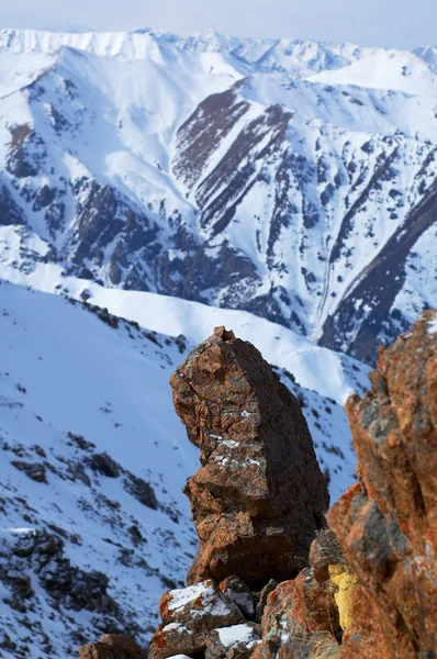 Rocce in montagna invernale — Foto Stock