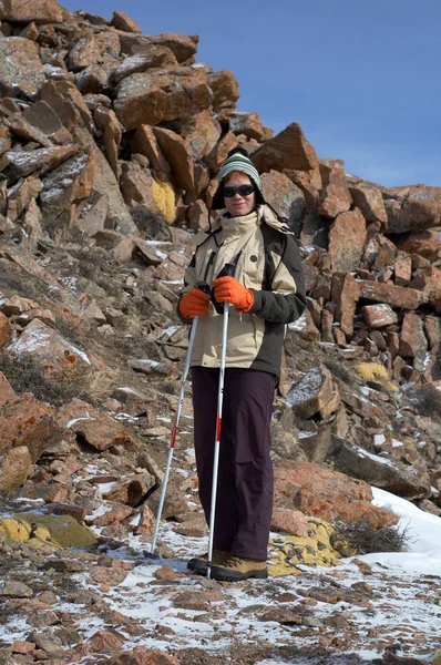 Yong žena cestuje v zimní horské — Stock fotografie