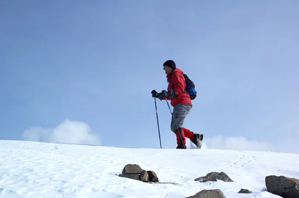 Turista de montanha na encosta de neve — Fotografia de Stock