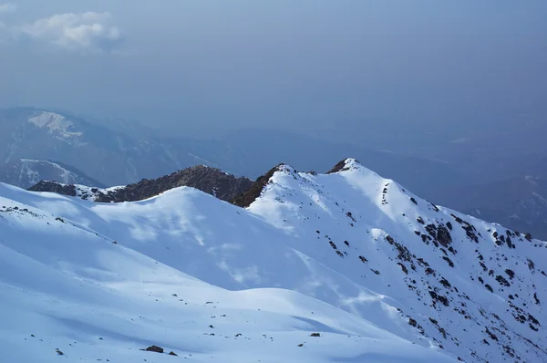 Primera nieve en la montaña de invierno — Foto de Stock