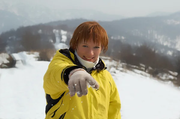 Молода жінка грати в сніжний ком — стокове фото