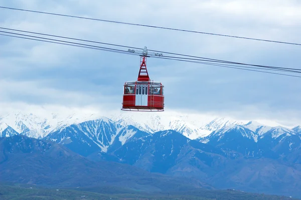 Tren de cable y alta montaña — Foto de Stock
