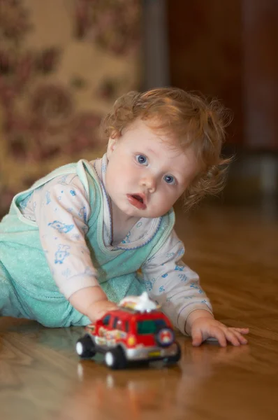 Bebé y juguete de coche — Foto de Stock