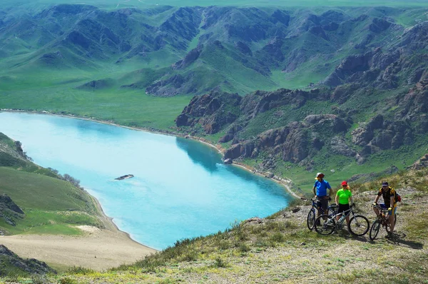 강변에 자전거를 타는 모험 산 — 스톡 사진
