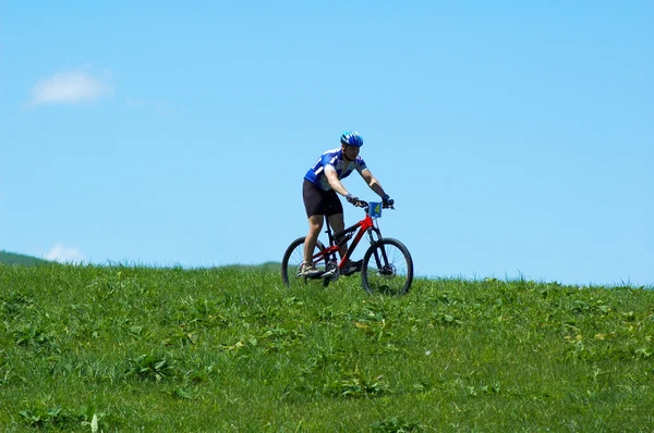 骑自行车的人和宁静的天空 — 图库照片