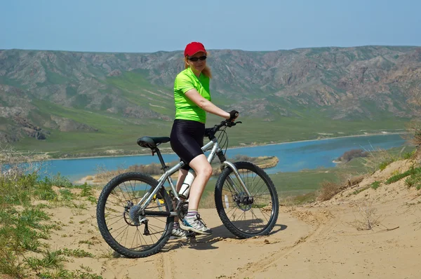 Aventura mountain bike na beira do rio — Fotografia de Stock