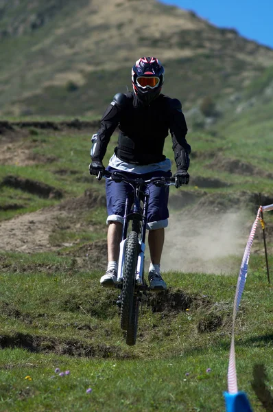 Fliegenbiker bei Downhill-Rennen — Stockfoto