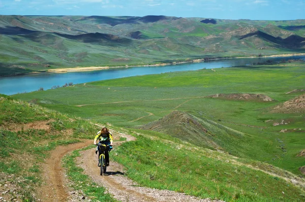 冒险骑山地自行车在河畔上 — 图库照片