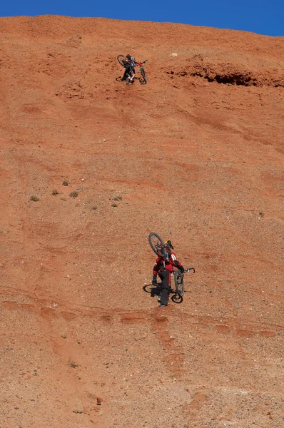 骑自行车的人上山 (两个) — 图库照片