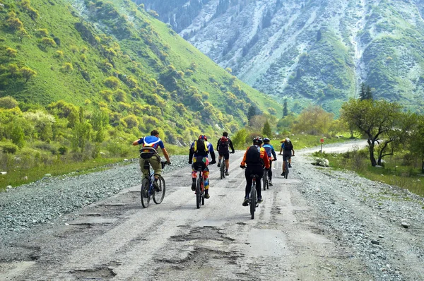 Grupa rowerzystów na starej drogi górskie — Zdjęcie stockowe