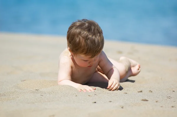 Menino joga na praia — Fotografia de Stock