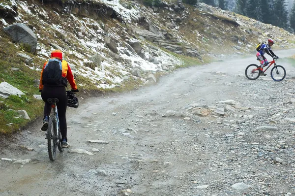 Mujer y hombre ciclistas en primavera montaña —  Fotos de Stock