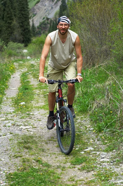 Mountain bike sulla vecchia strada rurale — Foto Stock