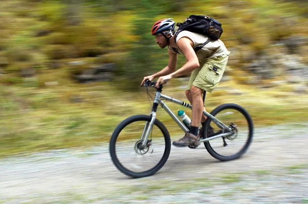 Movimento de velocidade mountain biker — Fotografia de Stock