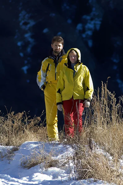 Νεαρό ζευγάρι στο χειμερινό βουνό — Φωτογραφία Αρχείου