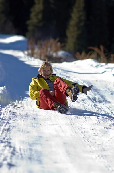 Jeune femme rouler sur la route de neige — Photo